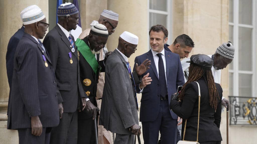 Infos-france-Emmanuel-Macron-recoit-neuf-tirailleurs-senegalais-qui-sappretent