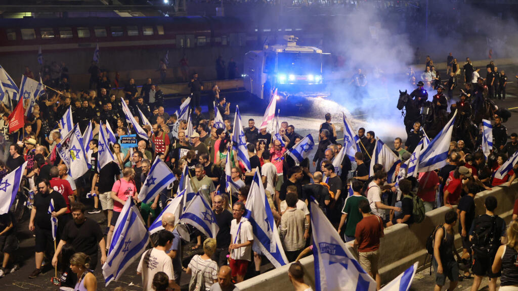 , Actualités française: À Tel-Aviv, une nouvelle manifestation contre la réforme judiciaire après la démission du chef de la police